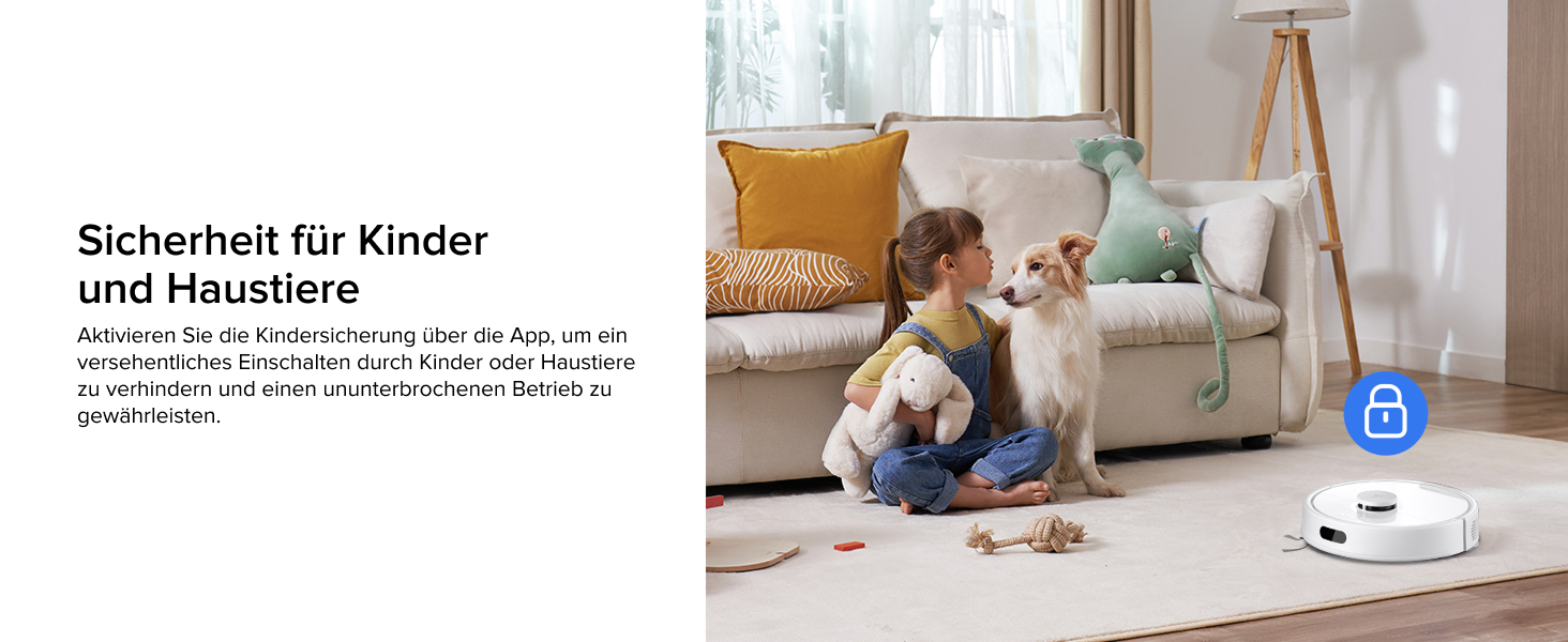 Wohnzimmer mit weißem Sofa, bunten Kissen und Teppich. Ein kleines Kind sitzt auf dem Boden in der Nähe eines runden weißen elektronischen Geräts, möglicherweise eines Smart Home oder eines Sicherheitsgeräts.