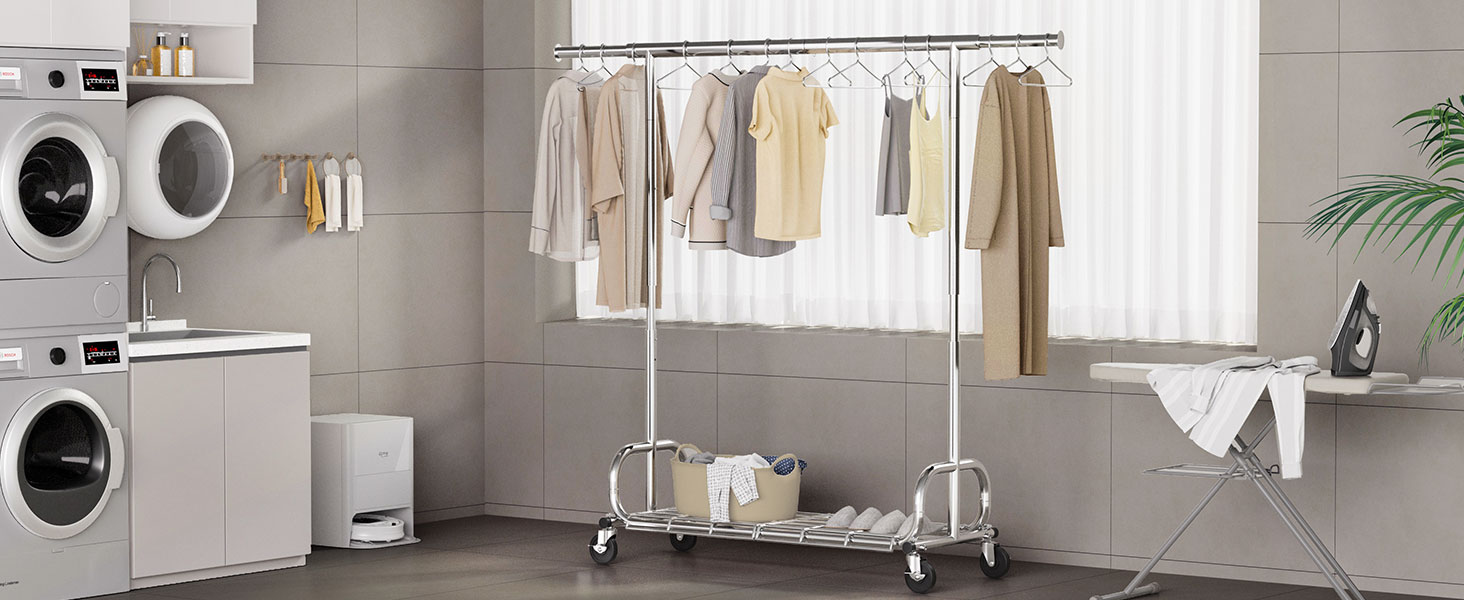 Intérieur de la buanderie moderne présentant des machines à laver, des sèche-linge et des solutions de rangement dans une palette de couleurs gris et blanc avec des accents en bois.