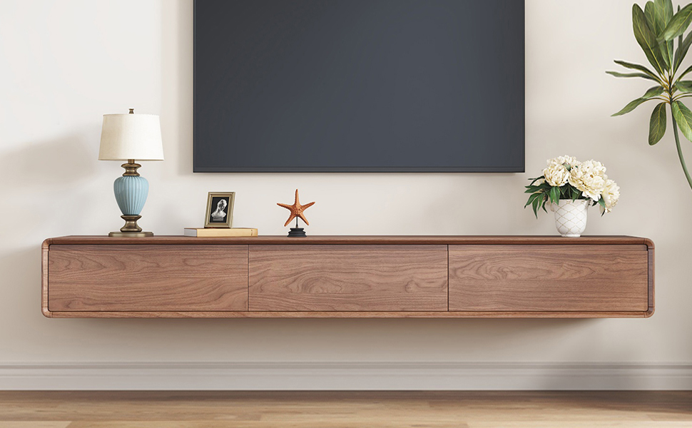 Bilderserie, die ein langes schwebendes Holzregal oder einen Wandschrank vor weißen Wänden zeigt.