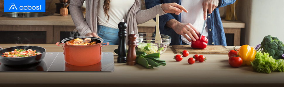 Ein Paar bereitet Essen in einer Küche