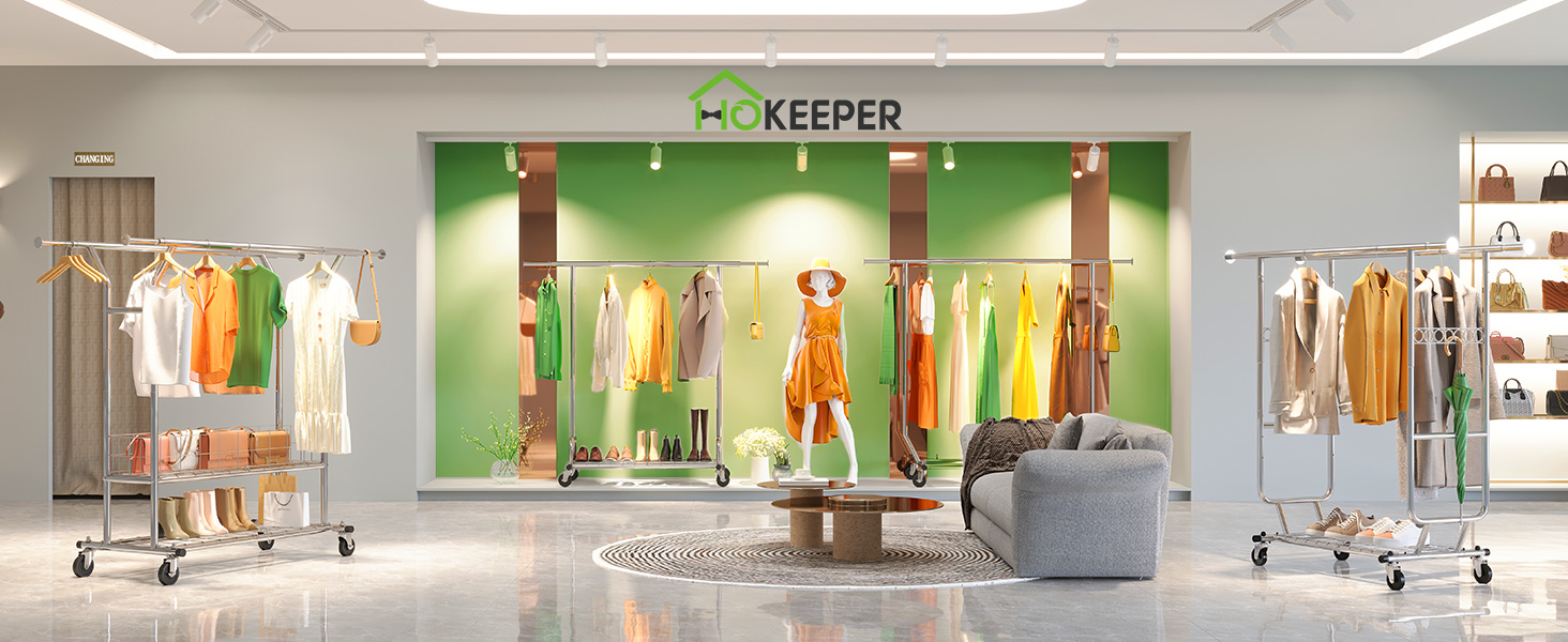 Intérieur d'un magasin de vêtements de détail avec des étagères de vêtements colorés, des mannequins et un mur décoratif vert. Le panneau indique « KEEPER » au-dessus des écrans.