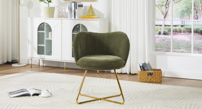 Silla decorativa moderna tapizada en terciopelo verde oliva con diseño de respaldo curvo y base de metal en tono dorado, colocada en una habitación luminosa con ventanas.