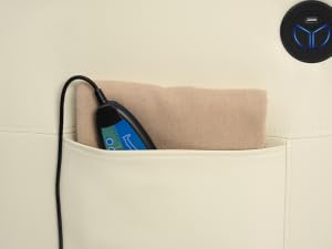 de tela beige montado en la pared, con capacidad para un smartphone con cable de carga. Logotipo circular oscuro visible en la esquina inferior izquierda.