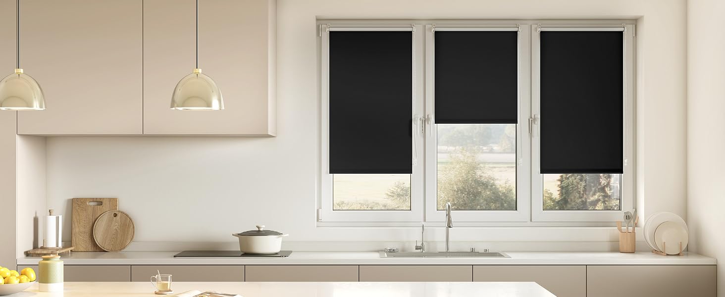 Interior de cocina blanco moderno con luces colgantes, persianas negras y gabinetes blancos. Diseño limpio y minimalista con electrodomésticos de acero inoxidable.