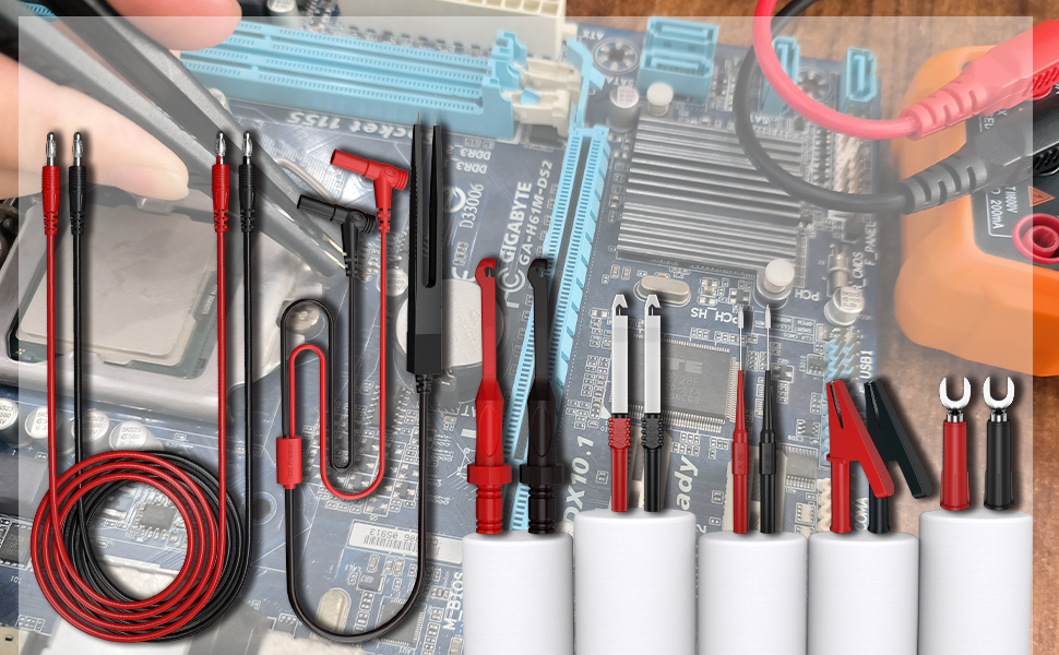 Sortiment an roten und schwarzen elektrischen Prüfspitzen und -leitungen, dargestellt auf einem Computer-Motherboard-Hintergrund. Verschiedene Arten von Prüfspitzen sind sichtbar, darunter Krokodilklemmen und spitze Messspitzen.