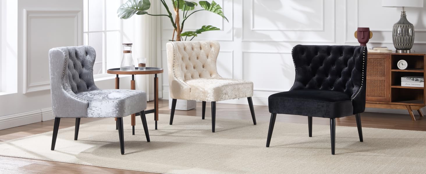 Elegante ambiente da soggiorno con tre sedie d'accento - motivi trapuntati in velluto grigio, crema e nero - disposte con elementi decorativi e piante da interno.