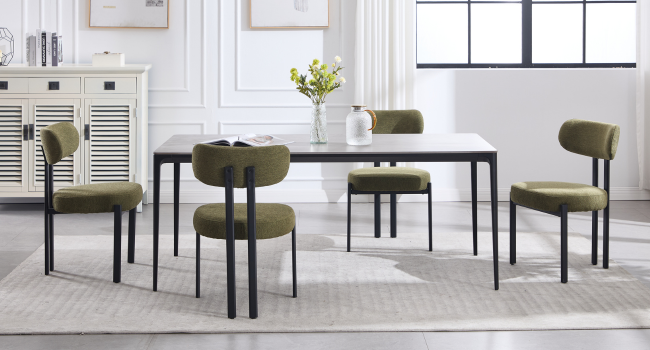 Ensemble de salle à manger moderne comprenant une élégante table en métal noir et des chaises rembourrées vert olive dans un décor blanc minimaliste.