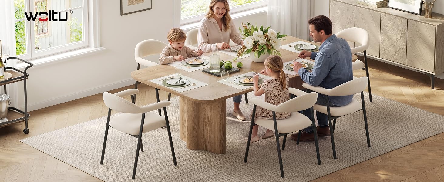 Le texte se lit comme suit : « welit ». Famille de trois personnes assises à une table à manger en bois naturel avec des chaises noires modernes dans un salon contemporain avec de grandes fenêtres et un décor lumineux.
