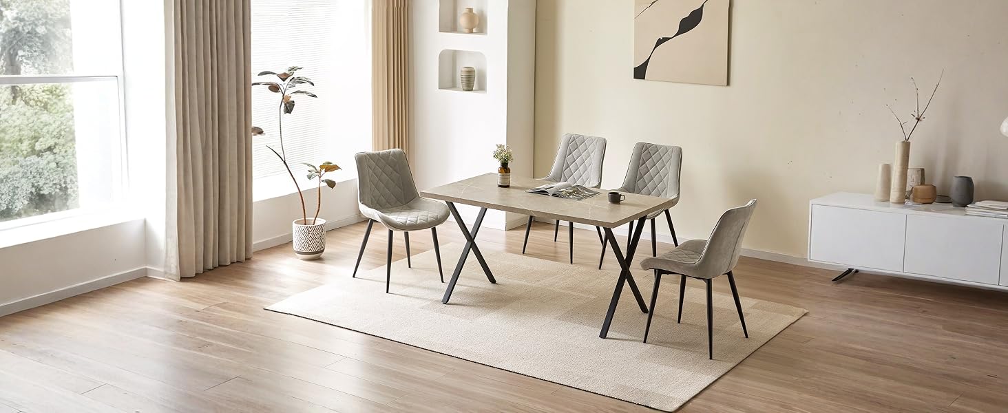 Intérieur de la salle à manger moderne avec des chaises en bois naturel, des tables rondes, des rideaux transparents blancs, du parquet et une décoration minimaliste dans un espace lumineux et éclairé par la lumière du jour.