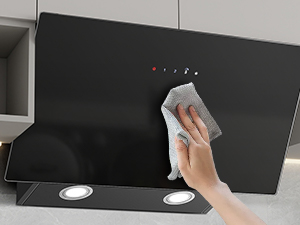 Photos de démonstration de produits en noir et blanc montrant des mains actionnant ce qui semble être un haut-parleur Bluetooth ou un appareil audio similaire doté de commandes tactiles.