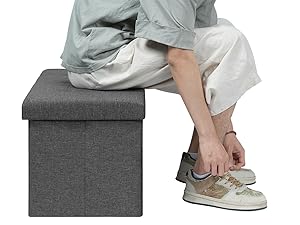 una persona che si allaccia le scarpe su uno