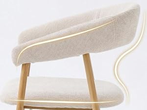 Fauteuil d'appoint rembourré crème avec dossier incurvé, pieds en bois et pièce décorative intégrée en tissu beige drapé.