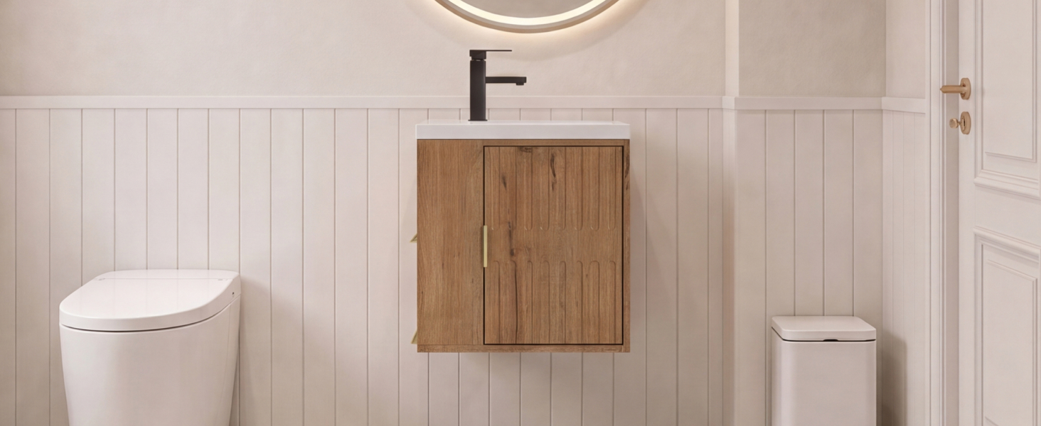 Interno del bagno con pareti bianche piastrellate della metropolitana, moderno rubinetto a parete nero, armadietto dei medicinali ad incasso in legno sopra il WC in porcellana bianca. Configurazione minimalista del lavabo.