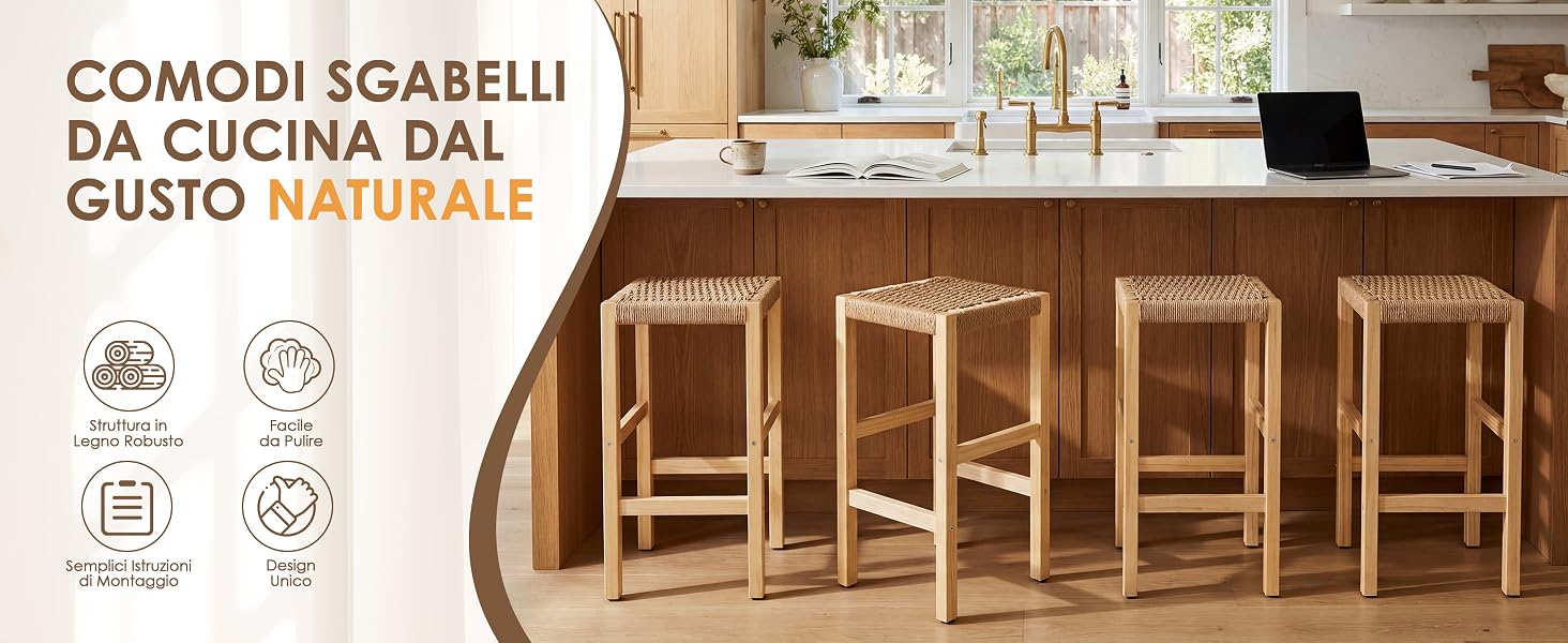 Il testo recita 'COMODI SGABELLI DA CUCINA DAL GUSTO NATURALE'. Sgabelli da cucina in legno con sedili in giunco intrecciato disposti in fila, con telai in legno chiaro naturale e superfici di seduta in rattan in un ambiente luminoso da cucina.