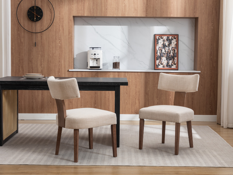 Moderner Essbereich mit schwarzem Tisch, zwei beigen gepolsterten Stühlen, Holzvertäfelung und eingebautem Regal mit Kaffeemaschine und gerahmten Kunstwerken