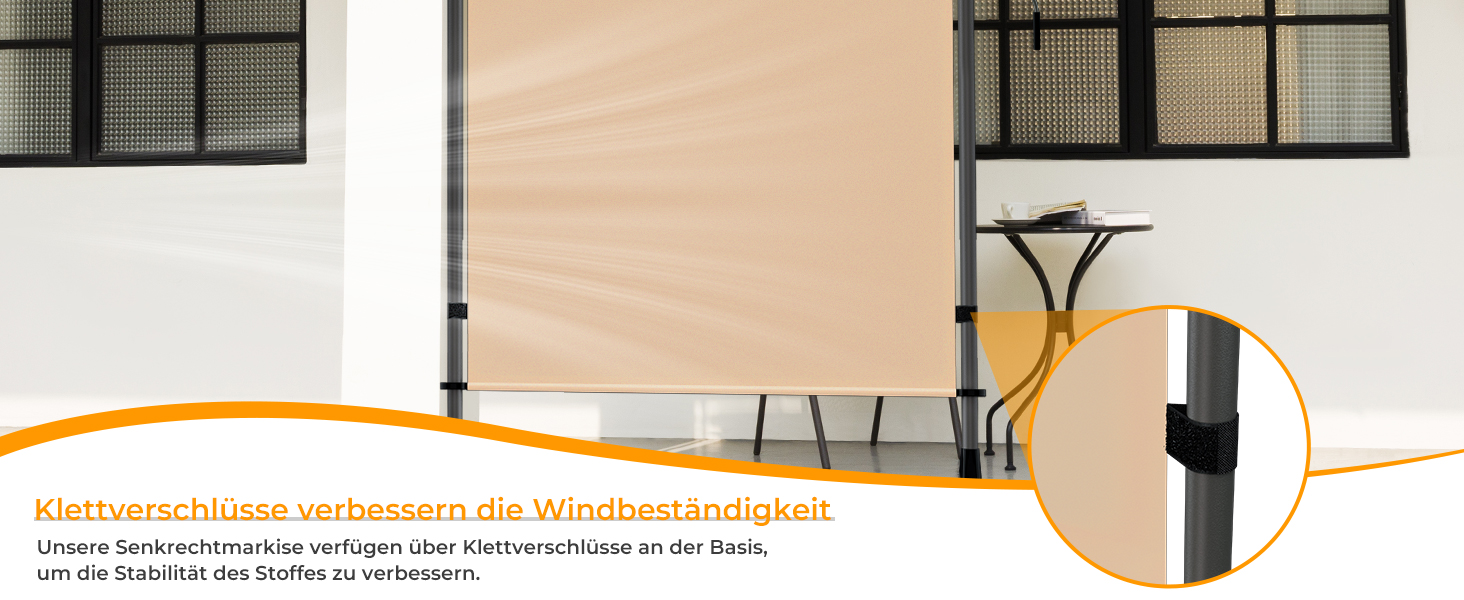 Der Text lautet „Platzsparaufzugsystem entwickelt die Wandmontagesystem“. Beiges, an der Wand befestigtes Sonnenschutzsystem mit sichtbaren Montageteilen.