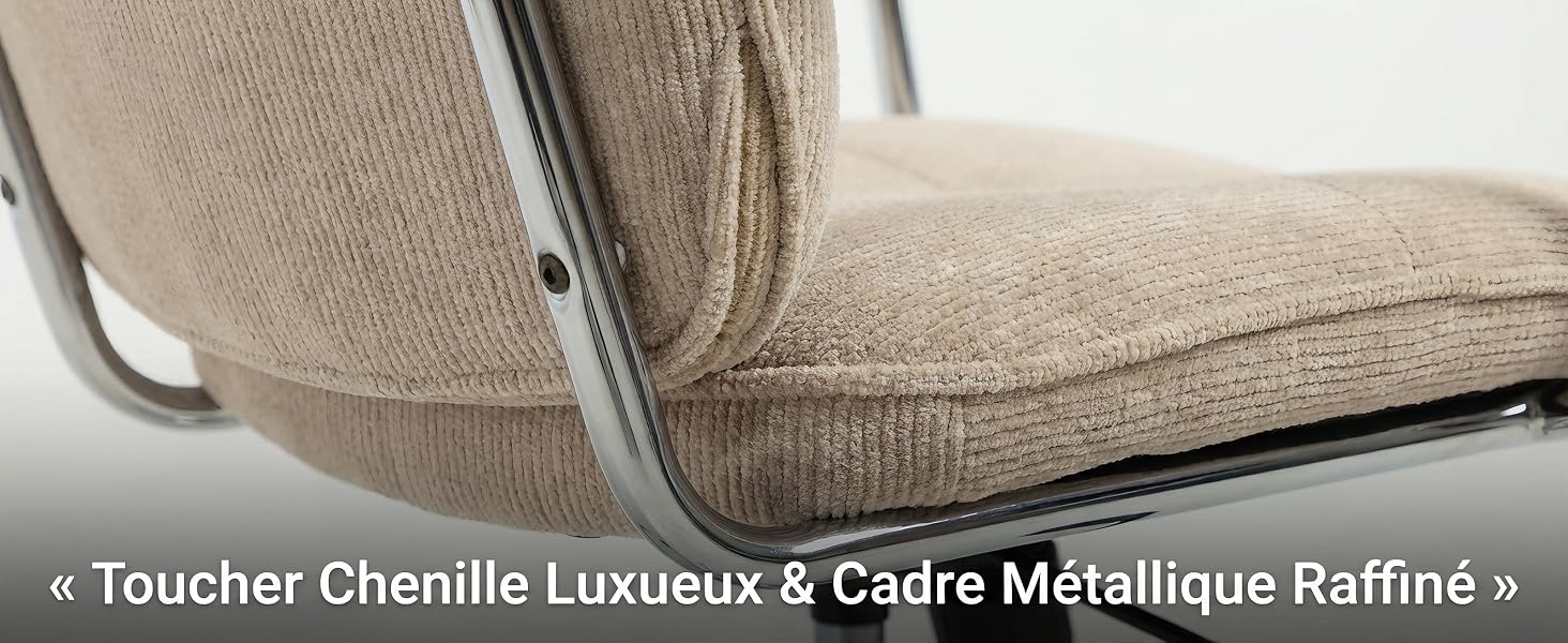 Le texte se lit comme suit : « Toucher Chenille Luxueux &amp; Cadre Métallique Raffiné ». Gros plan d'un tissu texturé beige sur ce qui semble être un revêtement de meuble.
