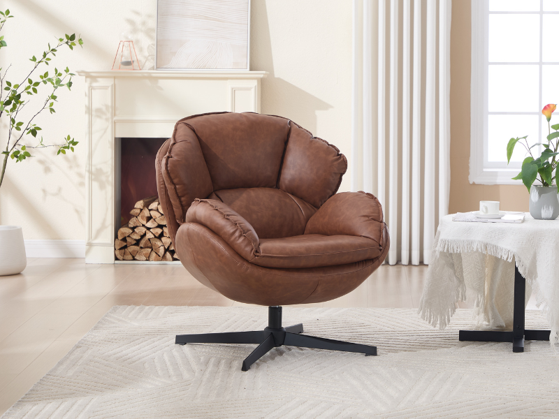 Kollektion moderner brauner Lederdrehsessel in hellem Interieur mit weißen Wänden. Die Stühle verfügen über ein abgerundetes, kokonartiges Design mit Plüschpolsterung und Metallgestell.