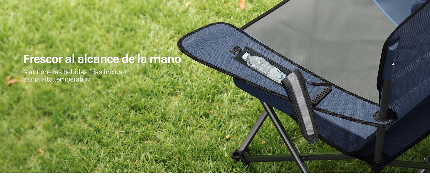El texto dice: «Fissaggi di alluminio degli magneti». Primer plano de los accesorios de montaje metálicos sobre una superficie gris con césped visible.