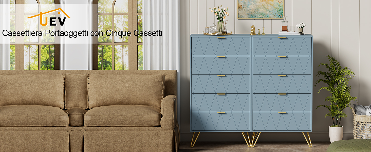 Il testo recita «Cassifera Potaggert Sit Chaise Classeti». Sala interna con divano imbottito beige e cassettiera blu chiaro con più cassetti, che suggerisce la vetrina dei prodotti di arredamento o l'esposizione del catalogo.