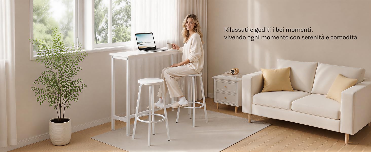 Scena interna di una casa moderna: persona seduta alla scrivania bianca vicino alla finestra con pianta in vaso, divano color crema visibile. Estetica brillante e minimalista.