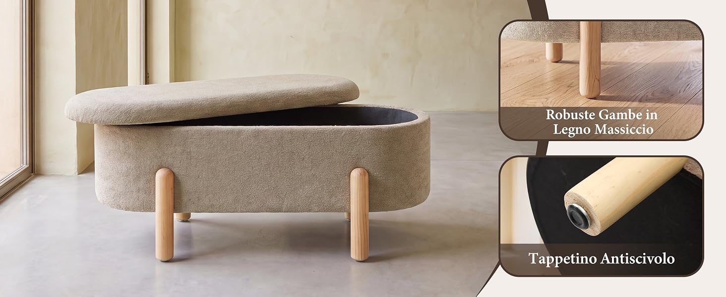 Pouf o panca bassa imbottita grigia con gambe in legno e due inserti angolari che mostrano la trama del tessuto e la struttura delle gambe.