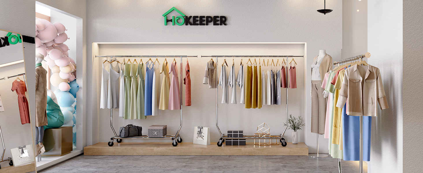 Intérieur d'un magasin de vêtements avec des étagères présentant des vêtements colorés. Les murs blancs et les sols en bois créent une atmosphère lumineuse et propre. Peluches visibles sur les étagères.