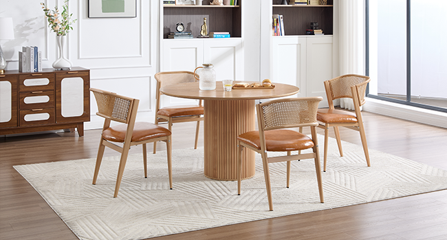Ensemble de mobilier de salle à manger moderne comprenant des tables et des chaises en bois clair de style minimaliste, présenté dans un intérieur lumineux avec des murs blancs et un éclairage naturel.