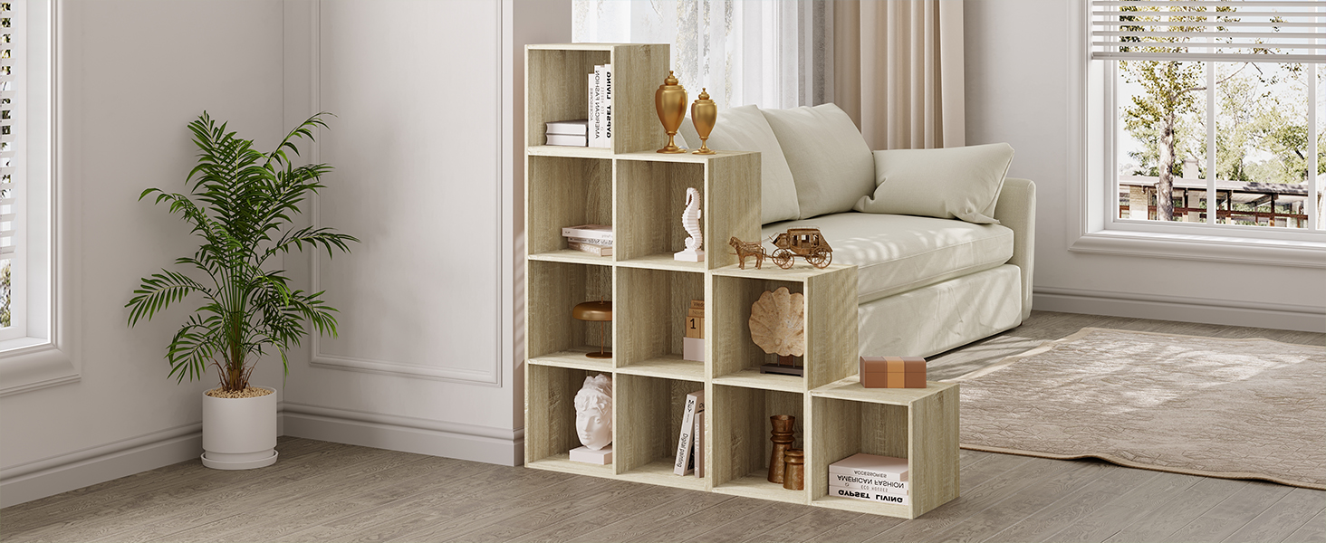 Combinazione di libreria e divano multifunzionale in legno. Presenta scaffali aperti e una zona salotto integrata con cuscini