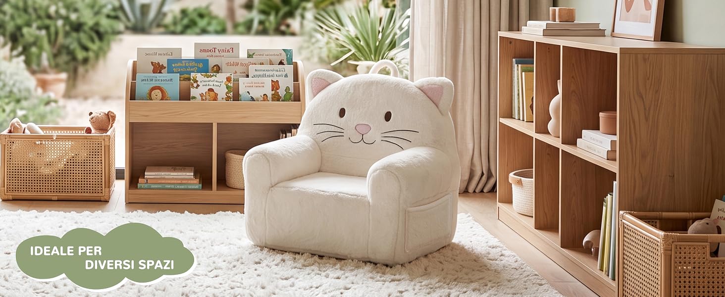 Il testo recita «IDEALE PER DIVERSI SPAZI». Poltrona color crema a forma di gatto in una stanza luminosa con scaffali in legno, contenitori, cestini di vimini e piante in vaso su moquette leggera.