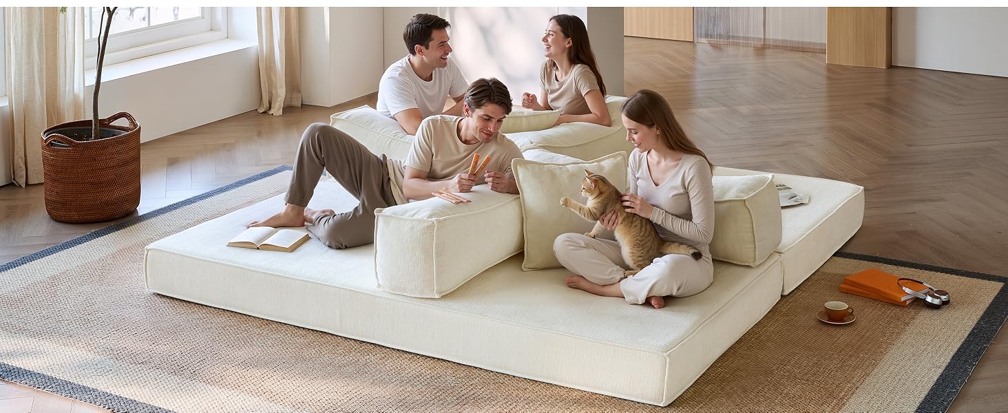 Los padres y sus dos hijos se sientan juntos en una alfombra de juego acolchada blanca en el interior con iluminación natural desde la ventana, lo que demuestra una superficie de espuma suave para jugar en familia.