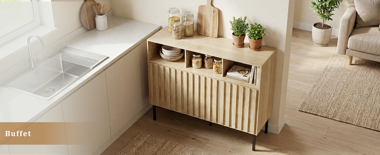 Le texte indique « Raffles ». Armoire ou meuble de rangement en bois avec panneau avant à lattes et poignées métalliques dans la chambre à coucher près d'une baignoire blanche et d'un sol en moquette.