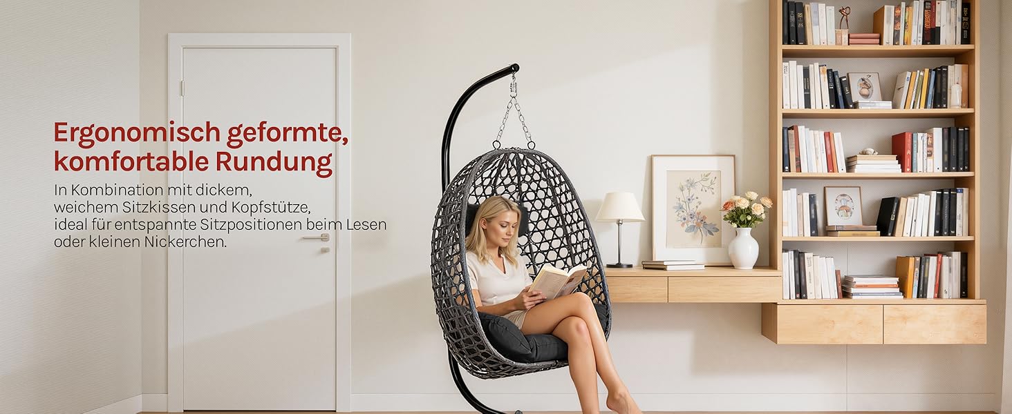 Der Text lautet „Ergonomisch geformte, komfortable Rundung“. Innenszene mit einem weißen, an der Decke montierten, hängenden Eierstuhl in einem modernen Wohnzimmer mit Bücherregalen.