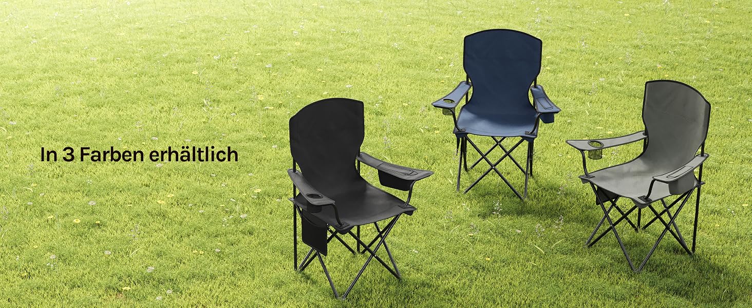 Drei zusammenklappbare Campingstühle auf grünem Gras - zwei dunkelfarbige und ein hellgrauer Stuhl.