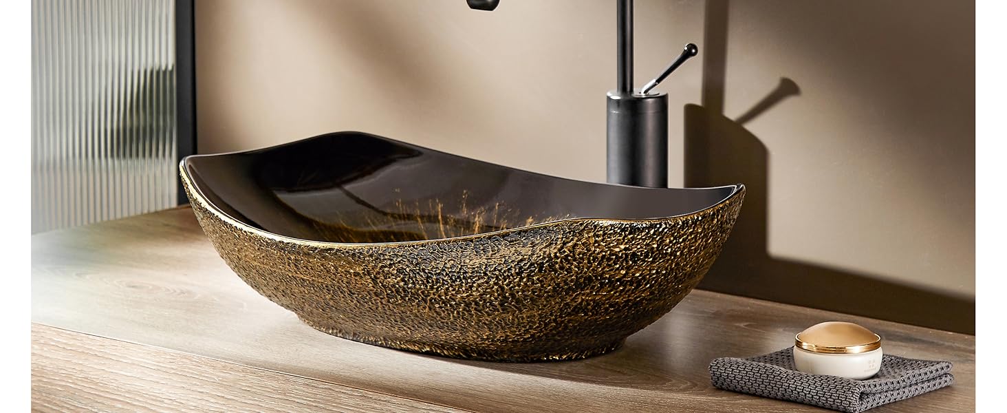 Lavabo de vaso artístico con acabado dorado‑marrón moteado, grifo de cuello de cisne negro y espejo redondo con marco dorado.