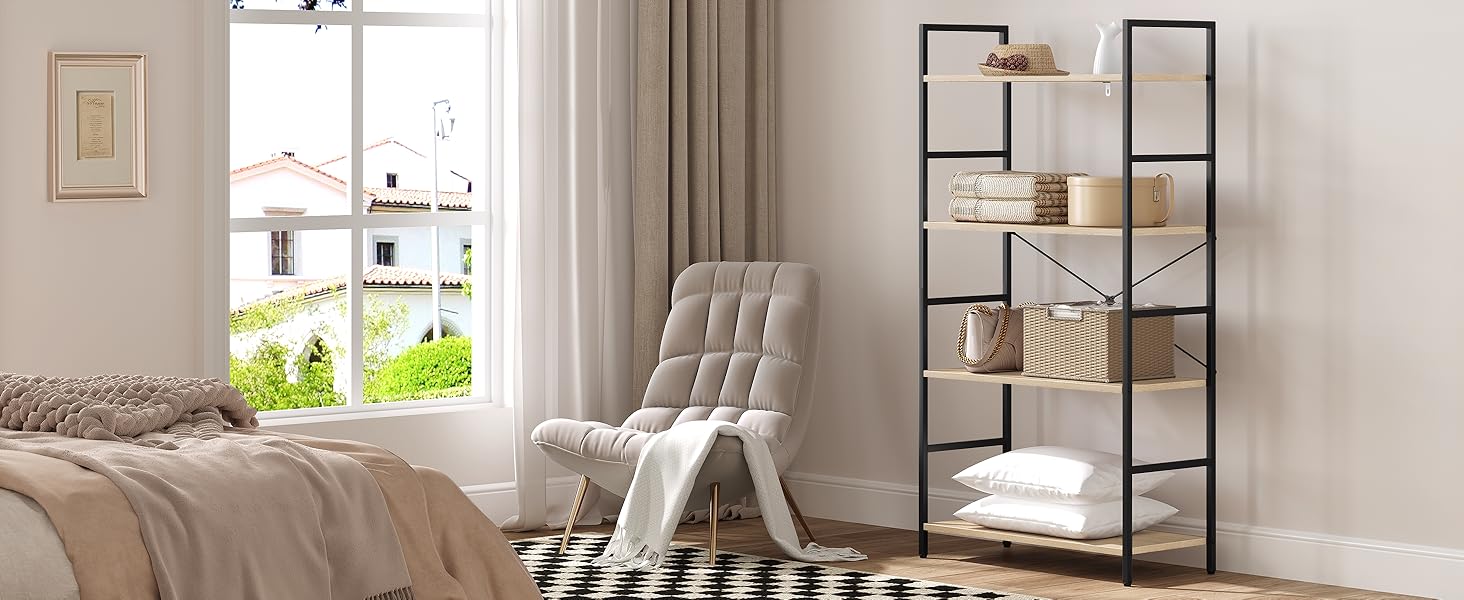 con mechones de color gris claro con patas de metal colocada en un dormitorio con una estantería de metal negro que muestra los accesorios para el hogar