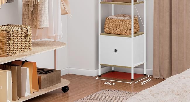 con varios estantes y un cajón, que se muestra en un dormitorio con cestas tejidas y espacio para guardar ropa