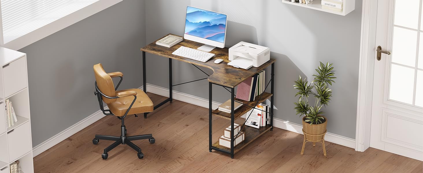 Configuración de oficina en casa con un escritorio, una silla, una estantería y una maceta en una habitación con paredes grises y pisos de madera