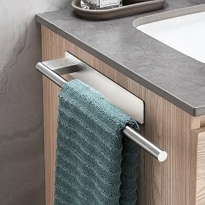 un porte-serviettes avec une serviette bleue accrochée dessus.