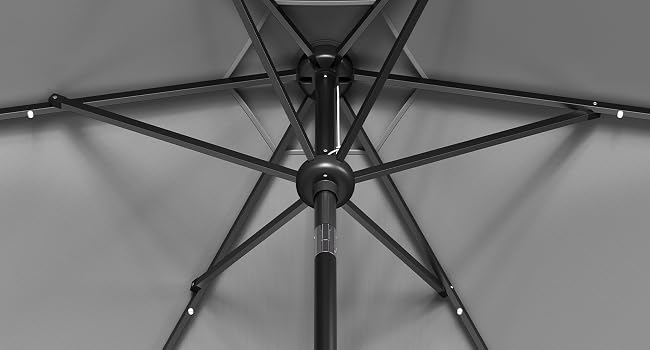 Serie de primeros planos que muestran la estructura mecánica de una gran sombrilla de patio, centrándose en el marco de metal negro y el mecanismo de soporte en la parte superior.