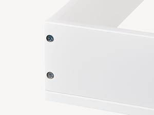 primer plano del cajón del lateral de la cómoda blanca.