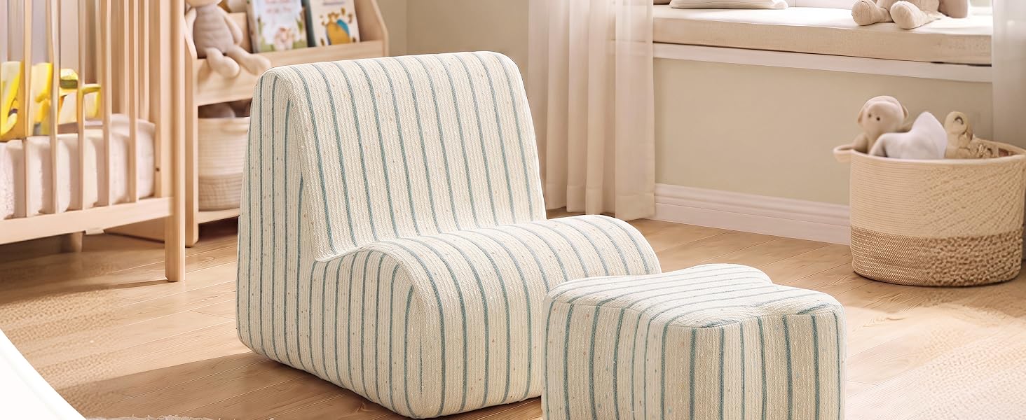 Intérieur de la chambre de bébé avec berceau en bois, fauteuil rembourré à rayures crème et beige avec pouf assorti. Les meubles en bois aux tons chauds et la palette neutre douce créent un environnement de sommeil confortable pour bébé.