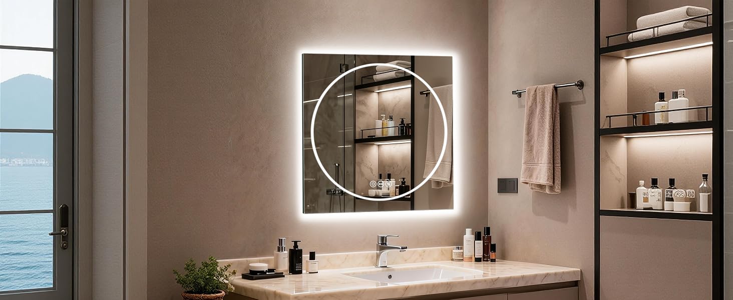 Moderno bagno interno con specchi illuminati, ripiani bianchi e toni neutri. Viste multiple mostrano la zona vanità con illuminazione contemporanea e arredamento minimalista.