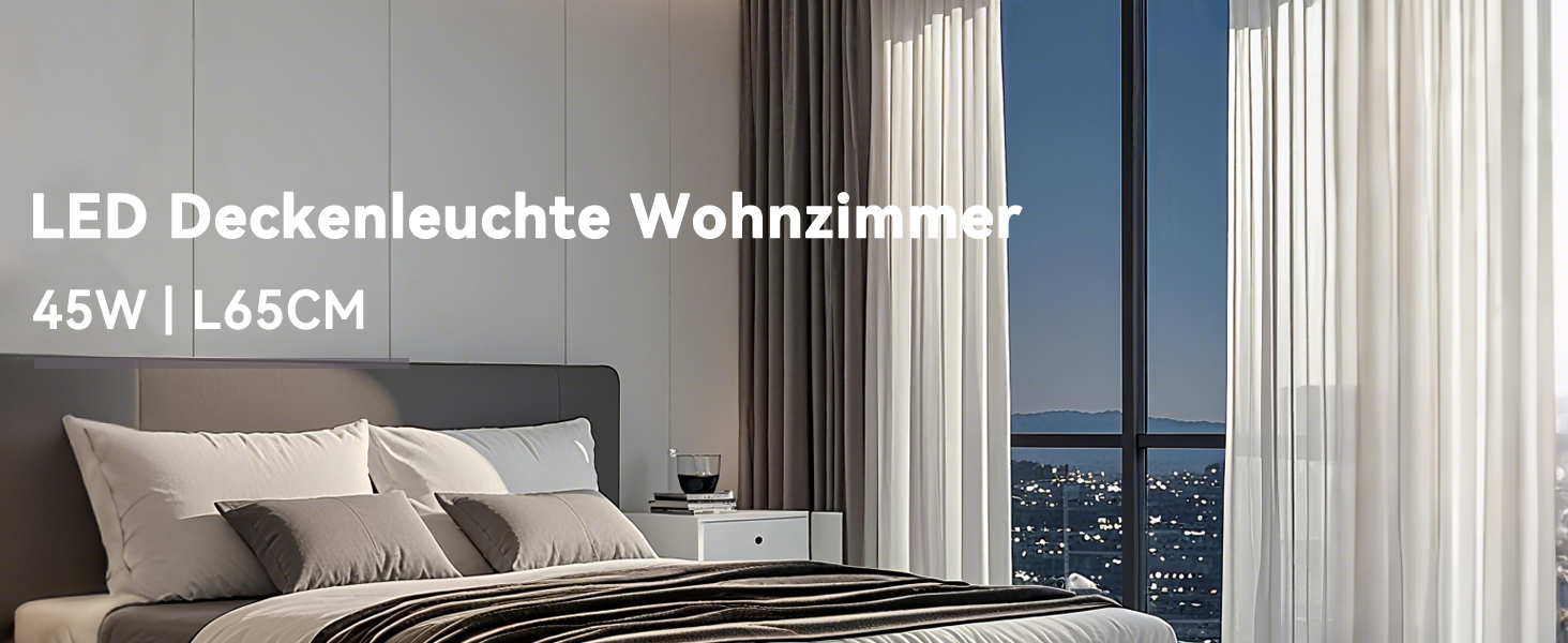Der Text lautet „LED Deckenleuchte Wohnzimmer 45W | L65CM“. Modernes Schlafzimmerinterieur mit großen Fenstern, grauen Vorhängen und Demonstration einer Deckenleuchte.