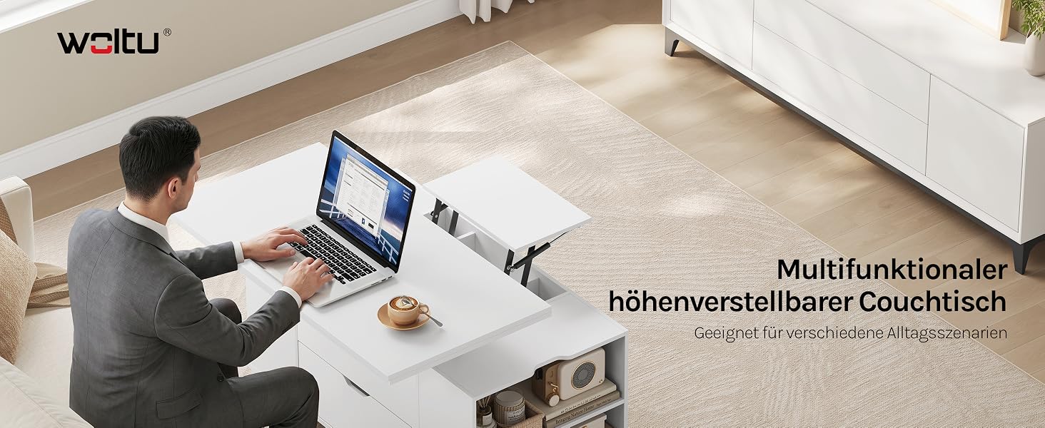 Der Text lautet „WOTU“ und „Multifunktionaler höhenverstellbarer Gaußtisch“. Person, die am Laptop auf beigem Teppich im Wohnzimmer arbeitet.
