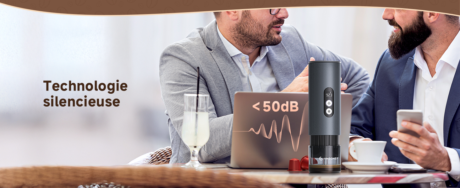 Le texte indique « Technologie silencieuse » et « < 50 dB ». Scène marketing montrant une bouteille isotherme ou un gobelet de couleur foncée utilisé dans un bureau.