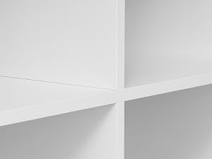 mensola bianca in un interno minimalista