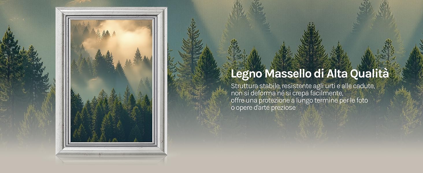 Il testo recita «Legno Massello di Alta Qualità». Opera d'arte incorniciata con paesaggi forestali raffiguranti alberi sempreverdi in montagne nebbiose, esposti in cornice bianca su sfondo murale strutturato.