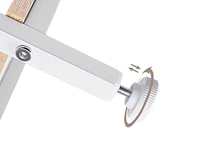 Primo piano di un braccio regolabile in metallo bianco con base in legno. Vite visibile e terminale circolare per