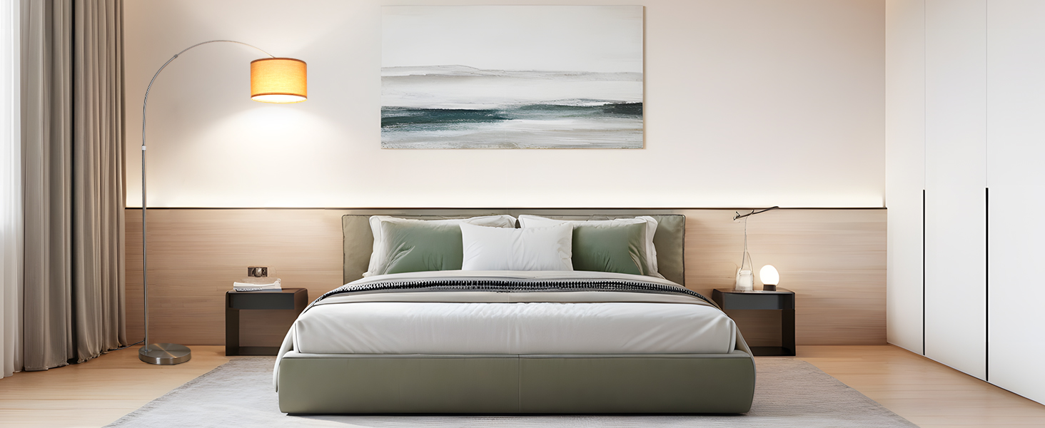 Moderne Schlafzimmer-Innenansichten mit minimalistischem Design in neutralen Farben, mit Bett, Beleuchtung und Fensteranordnung.